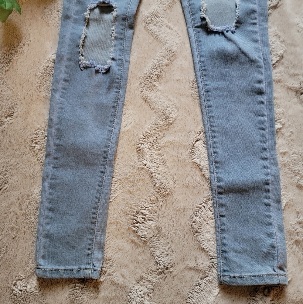 PrettyLittleThing Light Wash Open Distress Thigh 5Pocket Skinny Jean NWT 4 - Picture 6 of 16